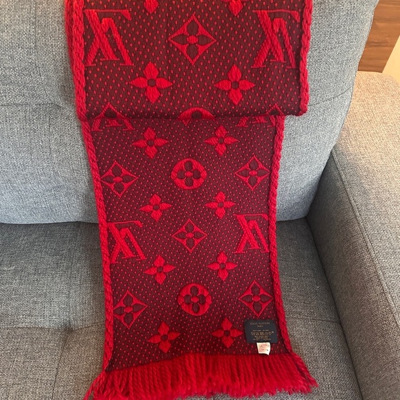 Authentic Louis Vuitton Red LOGOMANIA Scarf - Picture 5 of 13